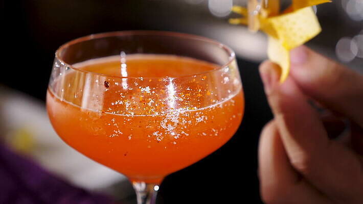 직업 라이프스타일 손 남자 음료 비즈니스 유리 주류 사람 물 파티 식당 얼음 알코올 업무 칵테일 바 붓기 우아함 야간 계산대 클럽 준비 만들기 바텐더 보드카 섞기 토닉 유흥 셰이커 4K MOV 해외동영상 클립영상 자연요소 컨셉 모션 재질 이벤트 생활 신체부위 상점 작업 동영상 파일형식