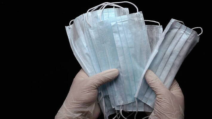 손 장갑 손가락 병원 마스크 한명 사람 치료 약 건강관리 검은색 중국 장비 의사 흰색 긴급 수술 호흡기관 보호 질병 구급차 진열장 감염 보여주기 박테리아 시범 위생관리 인플루엔자 전염병 사스 코로나바이러스 4K MOV 해외동영상 클립영상 1 잡화 아시아 컬러 컨셉 의학 모션 자동차 건강 관리 신체부위 의료진 장기_의학 바이러스 동영상 파일형식