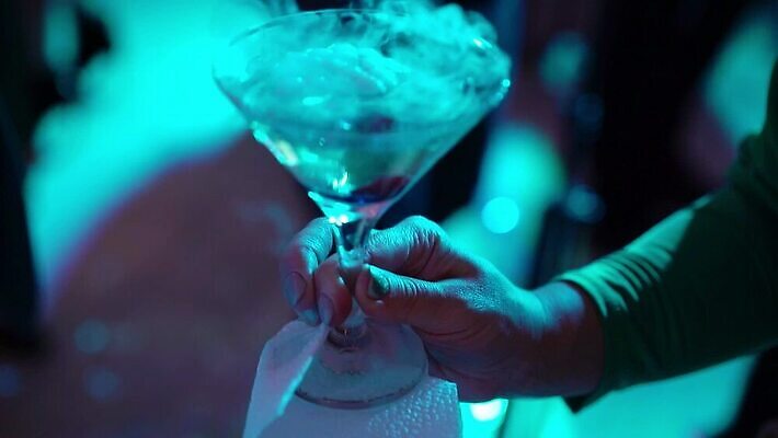 백인 손 여자 기념일 남자 음료 결혼 와인잔 응원 유리 성공 휴가 기념 주류 사람 이벤트 성인 파티 식당 와인 축제 흰색 축하 알코올 잡기 칵테일 바 생일 액체 샴페인 토스트 유리그릇 메를로 양조장 스플래쉬 MOV 해외동영상 클립영상 서양인 그릇 빵 컬러 컨셉 술잔 모션 재질 신체부위 상점 동영상 파일형식