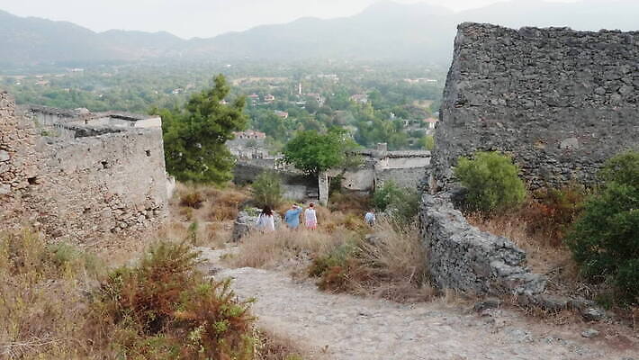 라이프스타일 여행 이동 자국 자연 성공 휴가 산 파노라마 사람 풍경 사람없음 야외 초록색 여름 여행객 걷기 마을 트래킹 하이킹 도시 그룹 정상 모험가 고도 언덕 타운 산악지대 랜드마크 뿌연 옛날 절정 하이커 MOV 해외동영상 클립영상 계절 컬러 컨셉 모션 레저 촬영기법 생활 생태계 동영상 파일형식