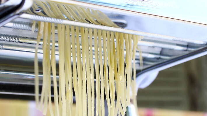 손 여자 줄 음식 빵 탁자 추상 주택 건조 파스타 건강 스파게티 관리 사람 사람없음 햇빛 노란색 기계 이탈리아 면 업무 수프 자르기 시리얼 국수 반죽 만들기 밀가루 라비올리 라자냐 마카로니 이스트 특별함 핸드메이드 토르텔리니 4K MOV 해외동영상 클립영상 유럽 컬러 가구 컨셉 무늬 모션 서양음식 건물 신체부위 태양 면류 작업 이탈리아음식 가루 동영상 파스타면 파일형식