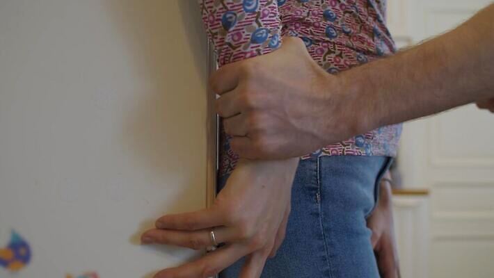 백인 커플 결혼 가족 관계 결혼식 남편 주택 실내 관리 두명 고통 분노 짜증 아내 폭력 좌절 닫기 싸움 문제 소셜 이슈 남용 표현성 4K MP4 해외동영상 클립영상 서양인 감정 컨셉 모션 사람 이벤트 내부 건물 사회이슈 동영상 파일형식