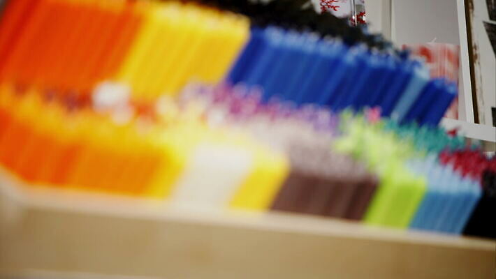 기념일 행복 촛불 검은배경 불 휴가 불꽃 선반 사람없음 장식 빨간색 초록색 파란색 빛 컬러풀 노란색 파티 세일 상점 축하 생일 그룹 선택 수납 동영상 연소 거짓말 광 왁스 4K 타임랩스 MOV 해외동영상 클립영상 자연요소 감정 컬러 가구 백그라운드 컨셉 초 촬영기법 이벤트 검은색 파일형식