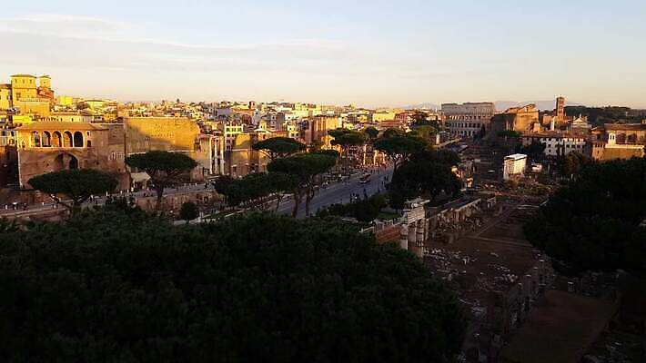 유럽 문화 여행 건축양식 하늘 벽돌 풍경 사람없음 야외 건물 도시풍경 일몰 이탈리아 도시 중세 역사 저녁 로마 극장 언덕 폐허 아치 콜로세움 타운 천연기념물 고고학 랜드마크 로마인 옛날 원형극장 제국 포럼 4K MP4 해외동영상 클립영상 건축물 교육 건축 나라 인종 노을 야간 토론 동영상 파일형식