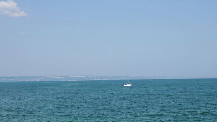 라이프스타일 스포츠 파도 바다 여행 백그라운드 요트 교통시설 자연 하늘 낚시 바람 휴가 항해 사람없음 야외 물 파란색 자유 흰색 보트 고급 작음 함선 레가타 뱃놀이 4K MOV 해외동영상 클립영상 자연요소 컬러 교통 컨셉 배_교통 레저 날씨 생활 전통놀이 크기 시설 생태계 동영상 파일형식