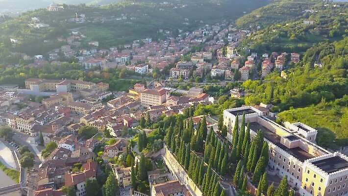 유럽 문화 벽 여행 건축양식 지붕 주택 안테나 파노라마 풍경 사람없음 건물 물 여름 강 도시풍경 성당 교회 탑 이탈리아 골동품 바위 도시 센터 중세 역사 옥상 타운 드론 랜드마크 로마인 베로나 보호구역 옛날 4K MOV 해외동영상 클립영상 자연요소 건축물 계절 건축 나라 통신 종교건축 촬영기법 인종 돌_바위 동영상 구역 파일형식