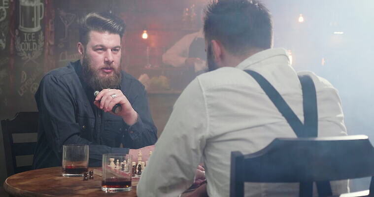 라이프스타일 영어 남자 음료 스포츠 컨셉 통신 유리 놀이 탁자 수염 함께함 담배 실내 대화 미소 사람 앉기 친구 우정 게임 알코올 바 체스 연기 건배 전자 아일랜드 히스패닉 버번 위스키 이발사 힙스터 4K MOV 해외동영상 클립영상 문자 패션 유럽 가구 관계 모션 재질 주류 표정 말하기 내부 생활 동영상 파일형식