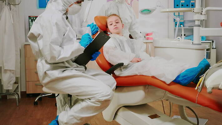 어린이 엄마 건강 치과 병원 작업복 말하기 대화 가면 장비 시험 간호사 의사 바이러스 치아 보호장비 치과의사 예방 약속 방문 문제 틀니 서류판 설문지 치아교정 치통 코로나바이러스 뉴노멀 4K 구강학 MOV 해외동영상 클립영상 옷 교육 의학 가족 모션 사람 경제 사무용품 의료진 소화기관 질병 교정 동영상 파일형식