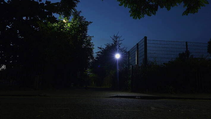 나무 백인 라이프스타일 여자 도로 교통수단 교통시설 청소년 영국 잉글랜드 거리 한명 20대 야외 캐주얼 울타리 자전거 경계선 야간 런던 형광등 사이클링 빛망울 광 성인여자만 성인여자한명만 4K MOV 해외동영상 클립영상 자연요소 서양인 식물 1 옷 유럽 길 선 교통 전등 사람 청년 생활 빛 담장 바이크 육상스포츠 경계 시설 동영상 여자만 여자한명만 성인만 파일형식