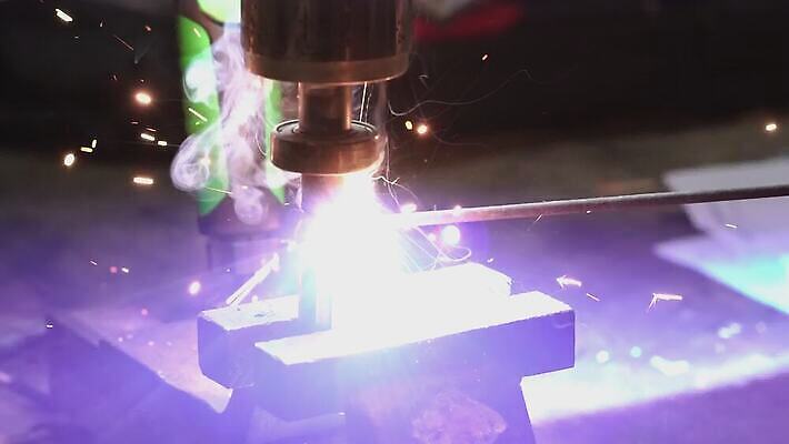 직업 산업 공장 모션 불꽃 노동자 기술 가면 안전 사람 사람없음 파란색 빛 금속 장비 공구 손전등 뜨거움 제조 헬멧 철 가스 느림 공학 공예가 방법 용접 용접공 조작 철강 4K HD MOV 해외동영상 슬로모션 클립영상 교육 컬러 공업 재질 불 조명 촬영기법 도구 보호장비 동영상 파일형식