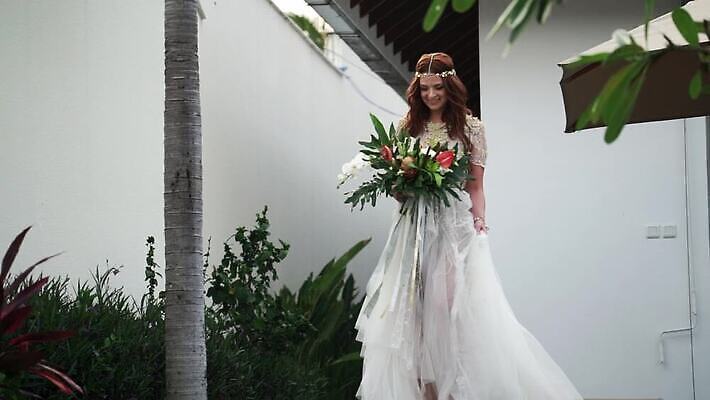 백인 커플 드레스 여자 기념일 남자 꽃 행복 꽃다발 신랑 결혼 이동 신혼부부 호텔 결혼식 휴가 사랑 한명 이벤트 여름 파티 귀여움 흰색 축하 가운 생일 저녁 빌라 휴양지 바둑 MOV 해외동영상 클립영상 서양인 식물 1 부부 옷 계절 감정 컬러 컨셉 관계 놀이 숙소 주택 사람 장소 야간 신혼 동영상 파일형식