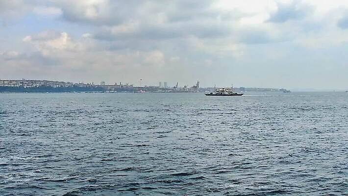 유럽 아시아 바다 여행 교통시설 버스 이스탄불 항해 사람없음 야외 건물 물 파란색 여행객 항구 도시 만 보트 함선 승객 동쪽 스카이라인 칠면조 물류 랜드마크 보스포루스 MOV 튀르키예 해외동영상 클립영상 자연요소 건축물 나라 육상교통 컬러 교통 배_교통 조류 대중교통 사람 방향 시설 동영상 파일형식