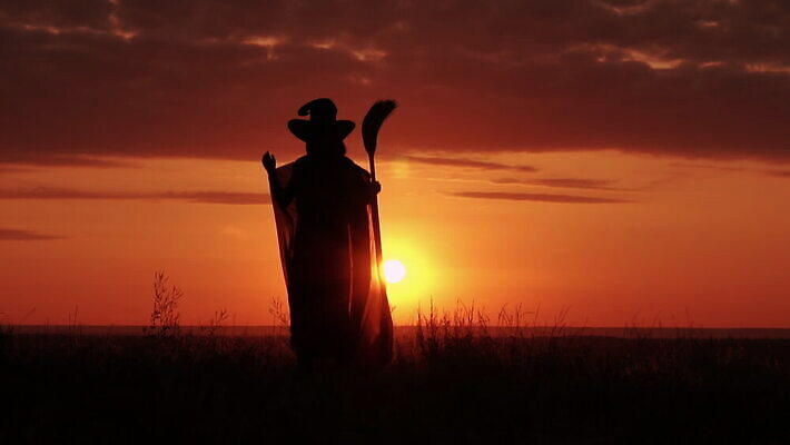 라이프스타일 계절 여자 실루엣 포즈 컨셉 밭 오렌지 모션 자연 하늘 성공 동화 추상 휴가 기념 요정 따뜻함 한명 사람 야외 빨간색 햇빛 태양 노란색 유행 일출 어둠 할로윈 광선 기다림 무서움 망토 빗자루 언덕 마녀 느림 스카이라인 10월 호러 MOV 해외동영상 클립영상 자연요소 1 감정 컬러 무늬 농업 과일 촬영기법 생활 노을 날짜 청소도구 생태계 공포 동영상 파일형식