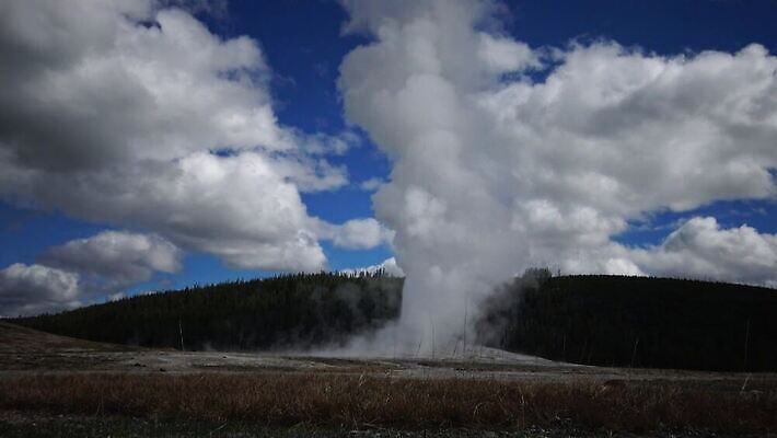 구름 여행 북아메리카 자연 하늘 휴가 파노라마 국립공원 풍경 사람없음 물 세계 여행객 미국 봄 에너지 액체 재산 수증기 숲 폭발 땅 언덕 내추럴 와이오밍 지열 4K MP4 해외동영상 클립영상 자연요소 계절 공원 촬영기법 아메리카 사람 금융 생태계 동영상 파일형식