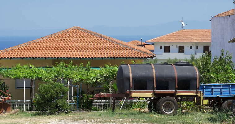 1 바다 건축양식 가정 주택 서기 사람없음 야외 건물 초록색 맑음 블록 재산 빌라 오브젝트 시골집 탱크 영토 교외 뒤뜰 유조선 4K MOV 해외동영상 클립영상 건축물 건축 컬러 모션 날씨 금융 동영상 파일형식
