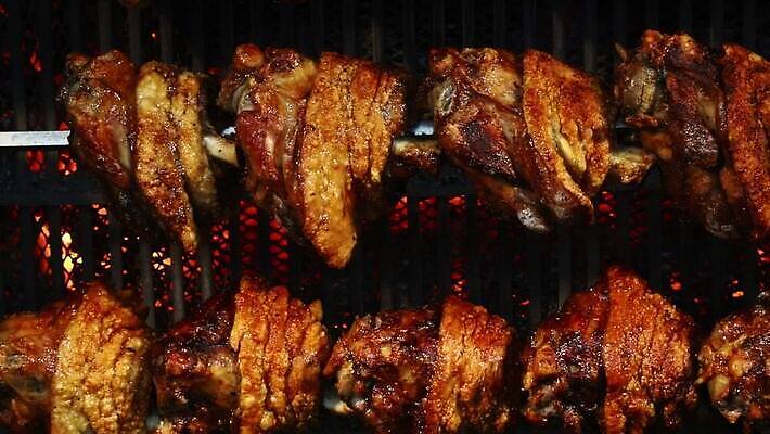 전통 유럽 음식 부분 모션 불 뼈 육류 돼지고기 요리 사람없음 옆모습 식사 뜨거움 꼬치 황금 닫기 오븐 그릴 굽기 먹기 준비 회전 각도 잭 느림 다육식물 방법 신발장 줄서기 해로움 많음 바이에른사람 MOV 해외동영상 클립영상 자연요소 식물 나라 뷰포인트 컨셉 식재료 주방용품 가전제품 구이 동영상 파일형식