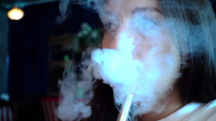 모델 여자 행복 얼굴 컬러 백그라운드 벽지 추상 흡연 담배 한명 파란색 빛 섹시 파티 유행 검은색 어둠 축하 뜨거움 연기 야간 위험 클럽 전자 열정 담배연기 동쪽 중독 니코틴 스타일 못생김 MOV 튀르키예 해외동영상 클립영상 자연요소 1 감정 아시아 컨셉 무늬 사람 이벤트 신체부위 방향 동영상 파일형식