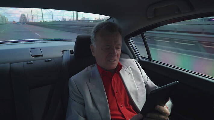 백인 남자 중년 셔츠 인터넷 비즈니스 자동차 회의 실내 말하기 대화 한명 앉기 정장 야외 빨간색 스마트폰 알약 스크린 운전 터치 도시 비즈니스맨 운전사 택시 부름 멀리 무거움 온라인 동영상 4G 4K MOV 해외동영상 클립영상 서양인 직업 1 옷 육상교통 컬러 상의 모션 승용차 IT 사람 성인 내부 핸드폰 스마트기기 약 직장인 무게 파일형식