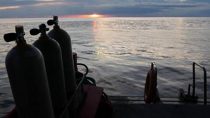 주간 바다 섬 여행 백그라운드 태국 휴가 항해 취미 사람없음 금속 맑음 수중 장비 탐험 수상스포츠 보트 잠수부 호흡 휴양지 다이빙 함선 가스 수납 기어 산소 봉인 실린더 압력 압축 철강 4K MP4 해외동영상 클립영상 자연요소 아시아 스포츠 배_교통 재질 날씨 수영 장소 원소 전문직 동영상 수중스포츠 파일형식