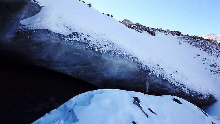 계절 여행 백그라운드 겨울 자연 하늘 산 실내 아이슬란드 사람없음 물 파란색 빛 강 냉동 얼음 검은색 어둠 추위 흰색 터널 동굴 균열 위험 북극 빙하 서리 암초 빙산 북쪽 고드름 내추럴 드론 지질학 카자흐스탄 4K 알마티 MP4 해외동영상 클립영상 자연요소 교육 유럽 아시아 길 컬러 컨셉 모션 내부 극지방 방향 생태계 동영상 파일형식