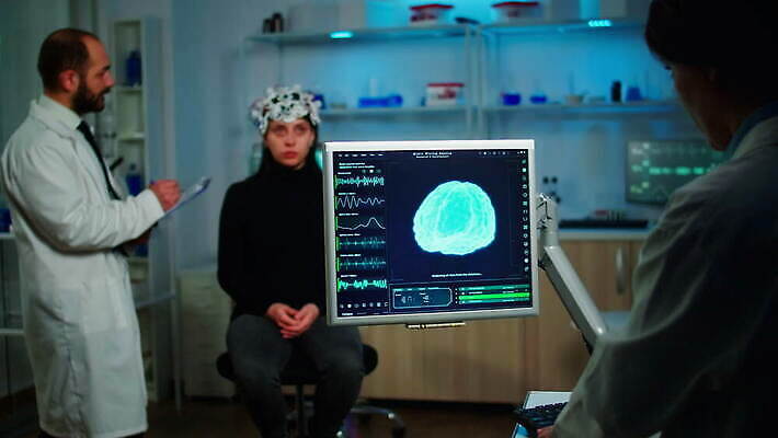 과학 건강 병원 실험 스터디 컴퓨터 약 머리 디지털 스크린 모니터 헤드폰 기계 장비 환자 의사 정보 마음 네트워크 엔지니어 실험실 질병 연구원 과학자 분석 뇌 시설 하이테크 조절 개발 스캐너 4K MOV 해외동영상 클립영상 직업 음향기기 컨셉 의학 기술 신체부위 전자제품 학습 의료진 기술자 동영상 학자 파일형식