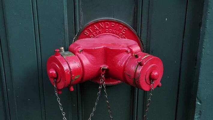 불 새로움 종류 안전 사람없음 건물 빨간색 물 미국 긴급 도시 구출 연결 뿌리기 서비스 뉴욕 보안 소화기 일반 맨해튼 소화전 sos 노즐 수도권 스프링쿨러 화상 공급 4K MOV 해외동영상 클립영상 자연요소 건축물 컬러 컨셉 북아메리카 모션 도움 상처 안전장비 소방 지역 동영상 구조요청 파일형식