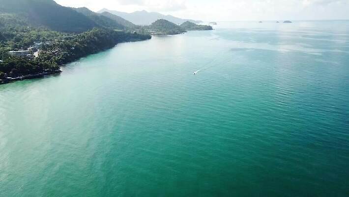나무 모래 파도 바다 섬 여행 백그라운드 태국 자연 하늘 호텔 휴가 휴식 안테나 사람 사람없음 초록색 물 파란색 모래사장 야자수 태양 맑음 수영 자유 광선 투명 황금 언덕 하와이 폴리네시아 드론 터키석 파라다이스 그리너리 4K MP4 해외동영상 클립영상 자연요소 식물 아시아 컬러 컨셉 통신 숙소 날씨 미국 수상스포츠 오세아니아 보석 생태계 동영상 파일형식 트랜드컬러