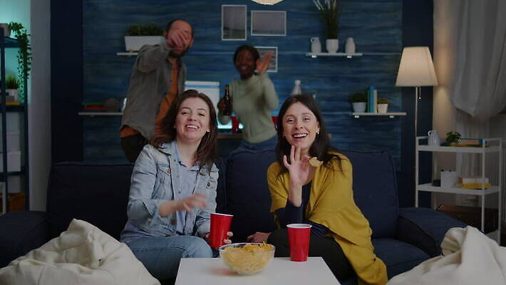 라이프스타일 커플 행복 음료 거실 인터넷 응원 유리 회의 휴식 아파트 주택 맥주 웃음 사람 10대 소파 파티 디지털 우정 모임 알코올 인사 야간 건배 테이크아웃 부름 온라인 동영상 소셜 영상통화 가상 유흥 혼혈 사교적 4K MOV 해외동영상 클립영상 자연요소 감정 컨셉 의자 비즈니스 관계 모션 청소년 재질 주류 표정 이벤트 건물 생활 친구 예절 다문화 통화 파일형식