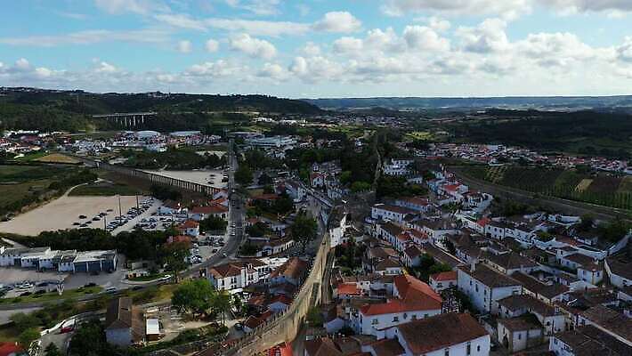 유럽 문화 벽 여행 건축양식 모션 지붕 바닥 주택 안테나 파노라마 사람없음 야외 건물 여름 도시풍경 마을 탑 맑음 도시 성 센터 중세 역사 재산 포르투갈 타일 그림 항공촬영 넘어짐 드론 옛날 4K MOV 해외동영상 클립영상 건축물 계절 건축 나라 뷰포인트 통신 날씨 촬영기법 풍경 금융 동영상 파일형식