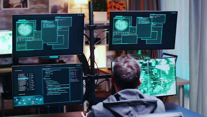 직업 남자 인터넷 성공 안전 노트북 컴퓨터 디지털 스크린 모니터 자료 웹 어둠 방 정보 덮개 범죄 바이러스 위험 공격 비밀 도둑 사이버 흥분 보안 시스템 해킹 해커 격파 불법 사생활 서버 소프트웨어 스파이 악성코드 정부 프로그래밍 뺏기 4K MOV 해외동영상 클립영상 감정 컨셉 모션 사람 전자제품 뚜껑 작업 범죄인 동영상 개발 파일형식