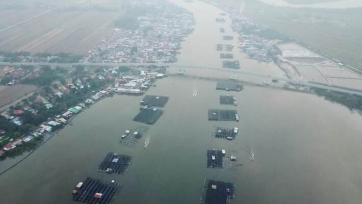 전통 아시아 여행 교통시설 낚시 주택 파노라마 어류 풍경 사람없음 야외 물 강 평화 마을 시골 보트 저녁 방파제 장면 낚시꾼 리빙 말레이시아 나루 4K MOV 해외동영상 클립영상 자연요소 공공시설 나라 교통 컨셉 배_교통 레저 촬영기법 건물 수중동물 야간 시설 동영상 파일형식