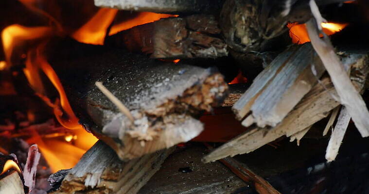 백그라운드 겨울 오렌지 자연 불꽃 벽돌 실내 따뜻함 사람없음 목재 빨간색 빛 노란색 검은색 에너지 뜨거움 오븐 그릴 위험 장작 모닥불 난로 통나무 연소 석탄 용광로 지옥 화상 4K MOV 해외동영상 클립영상 나무 계절 컬러 컨셉 과일 재료 주방용품 불 내부 가전제품 상처 난방기 생태계 동영상 파일형식