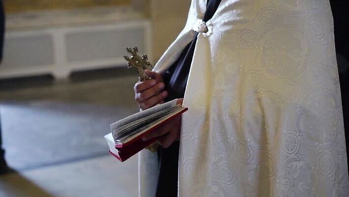 전통 손 기독교 종교 결혼 십자가 실내 사람 내부 책 교회 믿음 성경 기도 예수 의식 아빠 황금 성자 성직자 심볼 연습 묘사 서비스 신성 덩어리 교황 성찬식 성체 신앙심 MOV 해외동영상 클립영상 감정 종교용품 가족 종교건축 이벤트 건물 신체부위 신_종교 동영상 파일형식