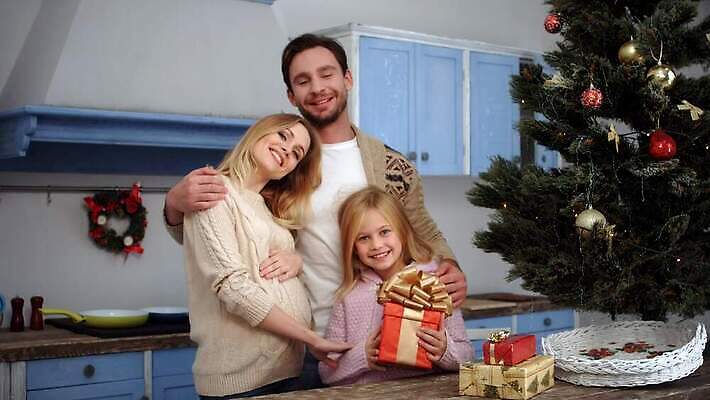 나무 백인 여자 남자 행복 아들 어린이 크리스마스 겨울 가족 엄마 휴가 새로움 새해 주택 함께함 선물 한명 미소 사람 소년 장식 빨간색 크리스마스트리 산타클로스 임신 방 축하 아빠 12월 연도 4K MOV 해외동영상 클립영상 서양인 식물 1 계절 기념일 감정 컬러 컨셉 관계 표정 건물 날짜 동영상 파일형식