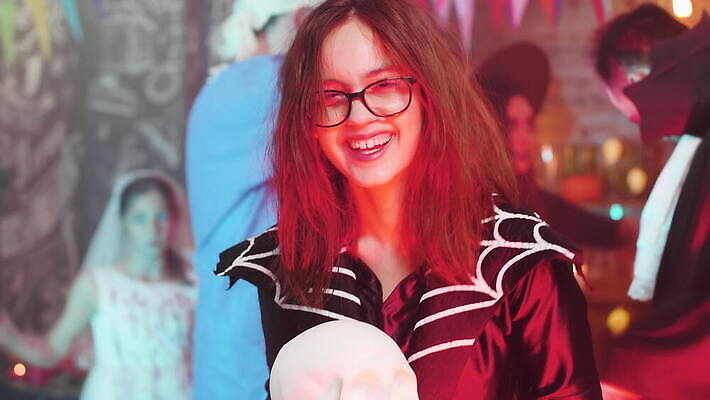 캐릭터 드레스 옷 여자 안경 음악 백그라운드 휴가 전등 조명 웃음 사람 장식 10대 친구 파티 검은색 황혼 할로윈 춤 바 야간 위험 무서움 마녀 변장 10월 나쁜 해골모형 호러 4K MOV 해외동영상 클립영상 자연요소 잡화 감정 컬러 컨셉 관계 청소년 문화예술 표정 이벤트 모형 일몰 날짜 공포 동영상 파일형식