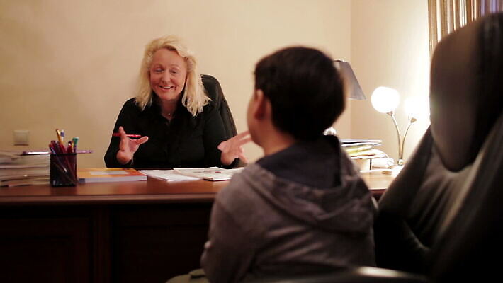 백인 캐릭터 학생 영어 여자 교육 어린이 남학생 중년 학교 탁자 수업 함께함 설명 사람 소년 청년 성인 강사 교사 터치 램프 표현 가정교사 맞춤법 초보 MOV 해외동영상 클립영상 서양인 직업 문자 남자 가구 컨셉 모션 조명 한글 동영상 파일형식