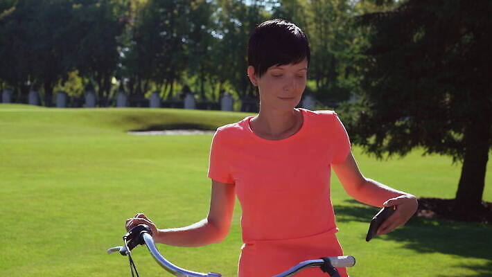 옷 여자 행복 티셔츠 인터넷 텍스트 통신 휴식 한명 서기 20대 야외 스마트폰 핸드폰 컬러풀 독서 자전거 활발 메시지 승차 스마트 사이클링 온라인 문자메시지 채팅 통근 스타일 4G 4K MOV 해외동영상 클립영상 1 감정 컬러 컨셉 셔츠 모션 IT 사람 청년 전자제품 스마트기기 바이크 육상스포츠 출근 동영상 파일형식