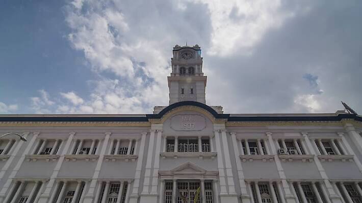 외관 상징 시계 여행 건축양식 하늘 휴가 잉글랜드 사람없음 건물 파란색 사무실 탑 수확 기둥 도시 역사 재산 심볼 시계탑 타운 스카이라인 랜드마크 세기 옛날 정부 4K 타임랩스 페낭 MP4 해외동영상 클립영상 건축물 건축 컬러 농업 비즈니스 모션 영국 촬영기법 금융 동영상 말레이시아 파일형식