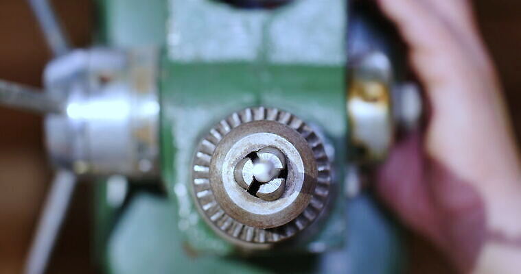 직업 1 손 산업 백그라운드 날씨 손잡이 한명 목재 금속 검은색 힘 기계 장비 흰색 기구 공구 나사 업무 구멍 드라이버 수리 널 천 무선 측정 오브젝트 부식 복고 목공예 토막 베터리 송곳 업그레이드 옛날 하드웨어 스타일 4K MOV 해외동영상 클립영상 나무 컬러 재료 재질 사람 신체부위 컴퓨터 도구 직물 작업 공예 동영상 파일형식