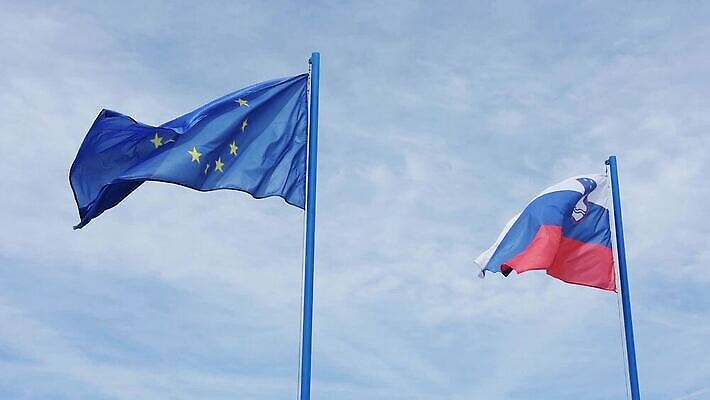 배너 유럽 파도 컬러 백그라운드 모션 하늘 바람 사람없음 빨간색 파란색 흰색 깃발 직물 고리 역사 닫기 불기 묘사 사인 만들기 깃대 봉 느림 애국심 고립 삼색 슬로베니아 전국 정부 MOV 해외동영상 클립영상 자연요소 나라 바다 날씨 동영상 파일형식