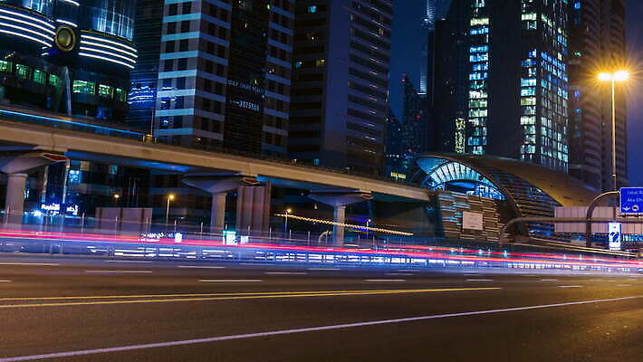 가로등 건축양식 사람없음 야외 관광지 빛 고층빌딩 야간 속도 도로표지판 빛망울 아랍에미리트 개발 두바이 4K 타임랩스 MOV 해외동영상 클립영상 자연요소 공공시설 건축 도로 여행 중동 촬영기법 빌딩 표지판 동영상 파일형식