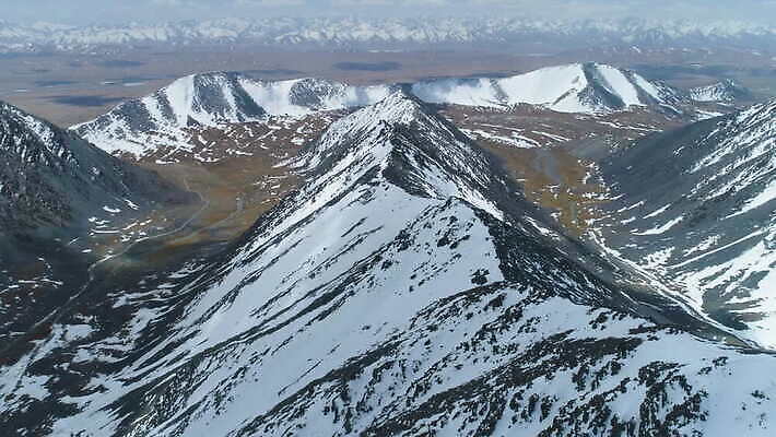 여행 자연 하늘 산 안테나 경사 사람없음 파란색 맑음 정상 큼 고도 산등성이 갸우뚱 드론 절정 히말라야 눈내림 키르기스스탄 4K 설정숏 MOV 해외동영상 클립영상 컬러 통신 모션 날씨 눈_날씨 촬영기법 크기 생태계 동영상 중앙아시아 파일형식 산맥