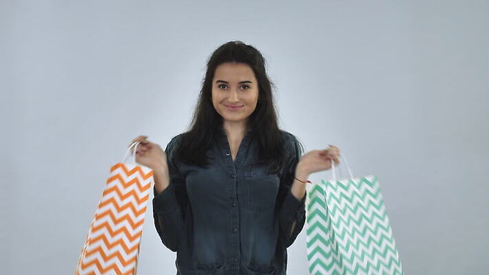 백인 모델 라이프스타일 옷 여자 행복 종이 무기 컬러 백그라운드 가방 청소년 갈색머리 실내 한명 미소 사람 20대 성인 30대 쇼핑 뷰티 쇼핑백 유행 세일 기쁨 잡기 구매 흥분 밀레니얼 4K MOV 해외동영상 클립영상 서양인 1 헤어스타일 잡화 감정 모션 표정 청년 내부 생활 장년 경제 동영상 파일형식