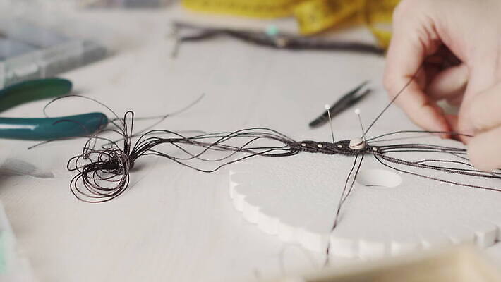 직업 디자인 여자 무기 컬러 비즈니스 목걸이 장신구 팔찌 직장 기술 창조 선물 미술 사람 취미 귀걸이 공구 업무 화려 우아함 수리 제조 디자이너 보석 구슬 매듭 만들기 예술가 수공예 DIY 방법 엮은 오리지널 핸드메이드 장식술 4K MOV 해외동영상 클립영상 컨셉 회사 모션 문화예술 장식 도구 작업 광석 공예 동영상 파일형식