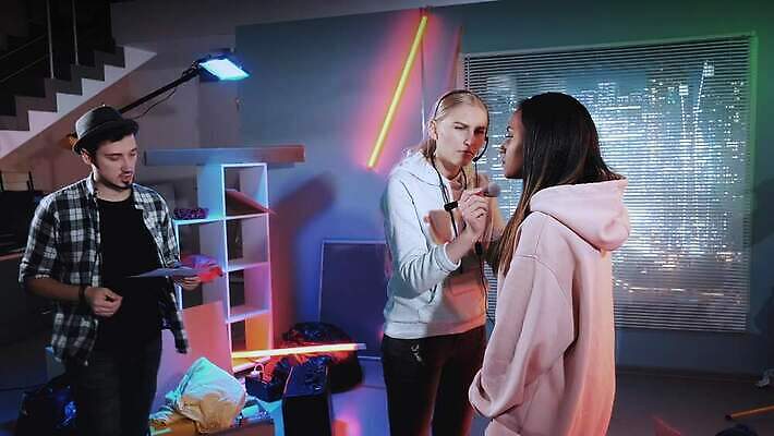 직업 캐릭터 실내 장식 세명 빛 세트 장비 발사 승무원 필름 영화 장면 다인종 동영상 책임자 반사경 단절 프로듀서 4K MOV 해외동영상 슬로모션 클립영상 문화예술 촬영기법 사람 인종 내부 파일형식