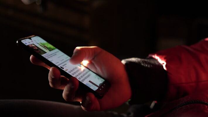 손 남자 인터넷 비즈니스 통신 손가락 모바일 세포 실내 관리 대화 사람 스마트폰 핸드폰 카메라 디지털 스크린 외침 터치 타이핑 도시 네트워크 메시지 뉴스 이메일 저녁 연결 무선전화기 스마트 확인 안드로이드 온라인 소셜 소셜네트워크 4K MOV 해외동영상 클립영상 컨셉 말하기 내부 신체부위 전자제품 스마트기기 소리 야간 전화기 로봇 동영상 파일형식