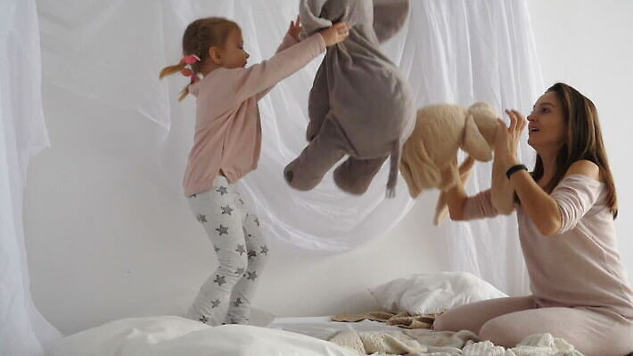 백인 라이프스타일 여자 딸 행복 어린이 가족 놀이 엄마 주택 함께함 실내 사랑 웃음 사람 성인 두명 부모 장난감 파티 귀여움 놀람 기쁨 침실 침대 축하 토끼 생일 세대 거짓말 MOV 해외동영상 슬로모션 클립영상 서양인 기념일 감정 가구 컨셉 포유류 관계 촬영기법 표정 이벤트 내부 건물 생활 반려동물 동영상 파일형식