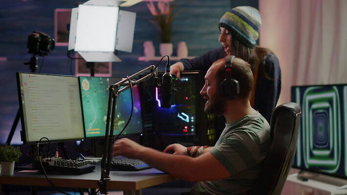 직업 커플 인터넷 놀이 주택 그래픽 컴퓨터 스크린 모니터 헤드폰 소리 경쟁 흐름 분노 게임 키보드 개울 믹서 사이버 마이크 확인 사수 온라인 동영상 게이머 넘어짐 분실 비디오게임 토너먼트 플레이어 가상 크리에이터 4K MOV 해외동영상 클립영상 감정 음향기기 컨셉 관계 모션 건물 전자제품 강 파일형식 1인미디어