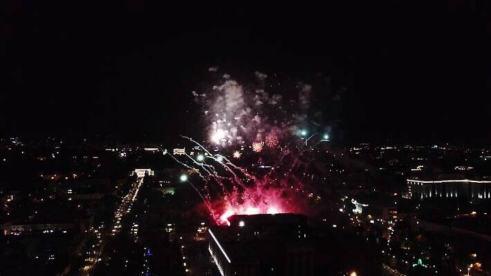 행복 도로 여행 백그라운드 건축양식 하늘 불 휴가 조명 새로움 기념 폭죽 안테나 이벤트 사람없음 빛 강 도시풍경 컬러풀 파티 검은색 축제 축하 도시 정상 야간 저녁 폭발 연도 스카이라인 드론 카자흐스탄 알마티 MP4 해외동영상 클립영상 자연요소 건축 감정 아시아 길 컬러 컨셉 통신 교통시설 풍경 동영상 파일형식