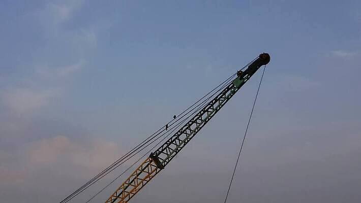 산업 야생동물 백그라운드 날개 자연 조류 하늘 직장 사람없음 건물 검은색 건설현장 흰색 땅 기중기 부리 마차 짐차 까마귀 개발 리프팅 지능 4K MP4 해외동영상 클립영상 동물 건축물 교통수단 컬러 회사 자동차 건설업 중장비 생태계 동영상 파일형식